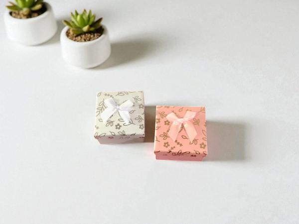 สินค้า รหัส 005 กล่องของขวัญ (2 ชิ้น) ราคา 60 บาท - ศูนย์รวมสินค้าของใช้ทั่วไปและอุปกรณ์ตกแต่งบ้านดีไซน์ทันสมัย คัดสรรคุณภาพเพื่อยกระดับการใช้ชีวิตของคุณให้ง่ายและสวยงามยิ่งขึ้น พร้อมช้อปออนไลน์สะดวกสบาย